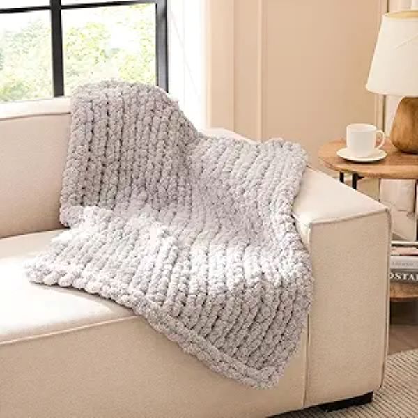 Soft luxurious throw blanket